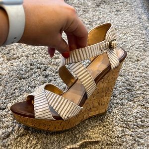 Strappy wedge shoe